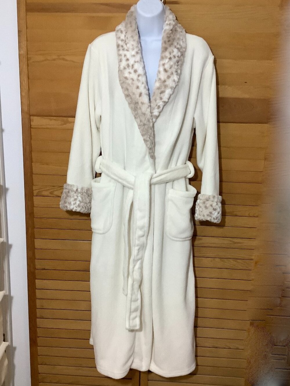 Luxurious Bath Robe White Faux Fur Trim Tie Belt Medium Feminine Romantic Chic